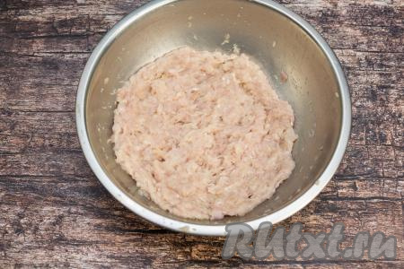 Чтобы мясные гнёзда лучше держали форму, фарш нужно отбить. Благодаря отбиванию улучшатся связующие свойства фарша. Для того чтобы отбить фарш, его нужно взять в руки, поднять на высоту ориентировочно 40-50 сантиметров и бросить в миску (желательно, чтобы миска не была стеклянной), повторить процедуру бросания (отбивания) фарша нужно 8-10 раз.