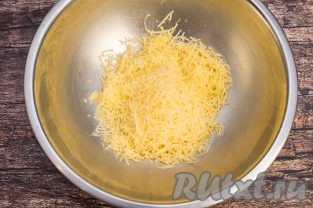 Пока гнёзда с ананасами запекаются в духовке, можно натереть на мелкой тёрке сыр.