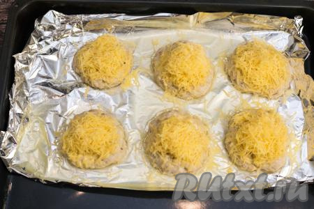 Через 25 минут достать противень&nbsp;с гнёздами с ананасами из духовки и аккуратно присыпать их сверху натёртым сыром.