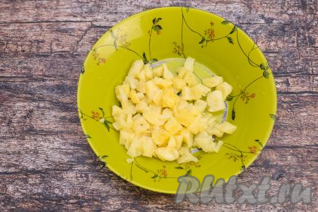 Дольки консервированного ананаса нарезать на небольшие кусочки.