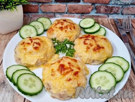 Готовые гнёзда из фарша с ананасами и сыром достать из духовки и подать в горячем виде вместе с любимым гарниром к столу.