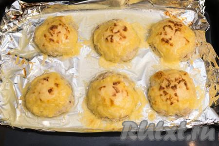 Запекать гнёзда в духовке ещё 15 минут (до подрумянивания сыра) при температуре 180 градусов.