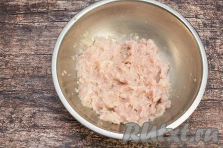 Лук очистить. Мясо промыть водой, обсушить. Мясо и лук нарезать на кусочки и пропустить через мясорубку в миску, посолить и поперчить получившийся фарш по вкусу.