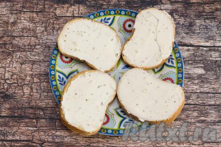 Намазать подсушенные ломтики батона творожным сыром.