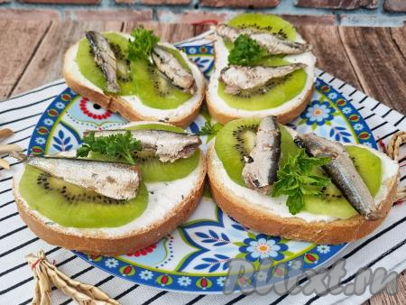 Бутерброды со шпротами и киви