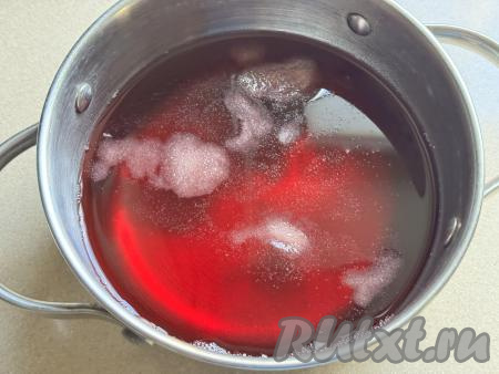 В кастрюлю с процеженным компотом добавить агар-агар, перемешать.&nbsp;