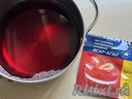 В кастрюлю процедить через сито компот. Нам потребуется 500 миллилитров процеженного компота. Ягоды или фрукты, оставшиеся в сите, для приготовления желе нам не понадобятся.&nbsp;