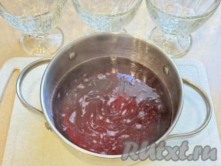 Готовую массу снять с огня и сразу разлить по креманкам (или другой порционной посуде).&nbsp;