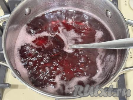 Поставить кастрюлю со смесью компота и агар-агара на огонь выше среднего, перемешивая, довести до кипения, затем уменьшить огонь до ниже среднего и варить, помешивая, 3 минуты.