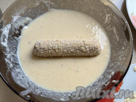 Снова окунуть сосиску в кляр со всех сторон.&nbsp;