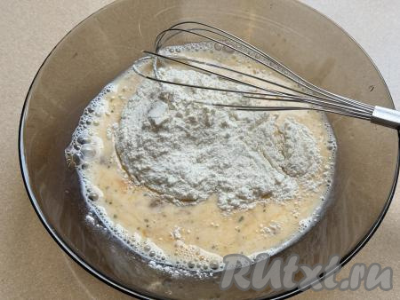 В миску с яично-молочной смесью всыпать 1 столовую ложку муки, перемешать до однородности.&nbsp;