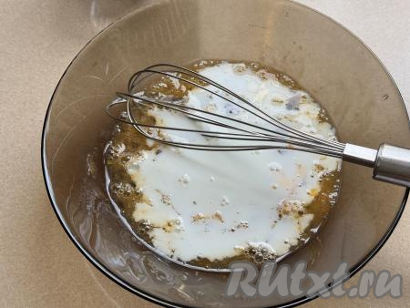 В миску с яичной смесью влить молоко, снова перемешать венчиком.&nbsp;