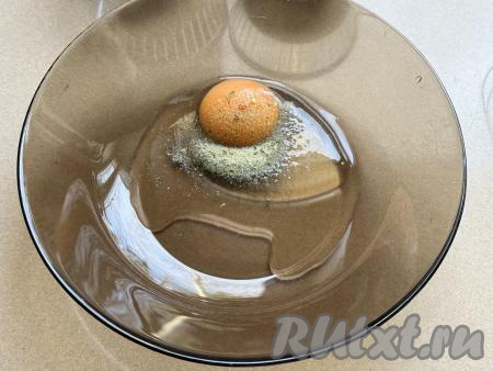 Для приготовления кляра в миске нужно соединить яйцо и немного соли (я использовала соль, смешанную со специями), перемешать венчиком до однородности.&nbsp;