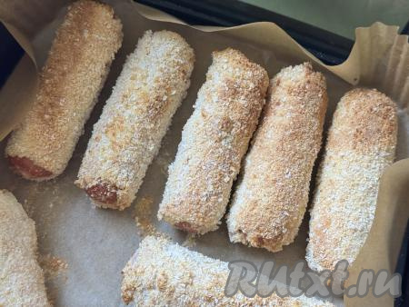 Установить чашу в аэрогриль, запекать сосиски в кляре при температуре 200 градусов 15 минут.&nbsp;