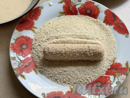 А после этого ещё раз обвалять сосиску в панировочных сухарях со всех сторон.&nbsp;