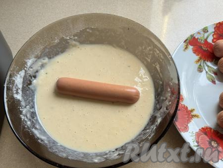 Вначале окунуть сосиску в кляр со всех сторон.