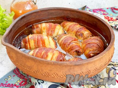Готовое филе бедра курицы, запечённое в беконе, достать из духовки, переложить на тарелку и подать сочное, вкусное, нежное блюдо в горячем виде к столу, дополнив гарниром на ваш выбор.