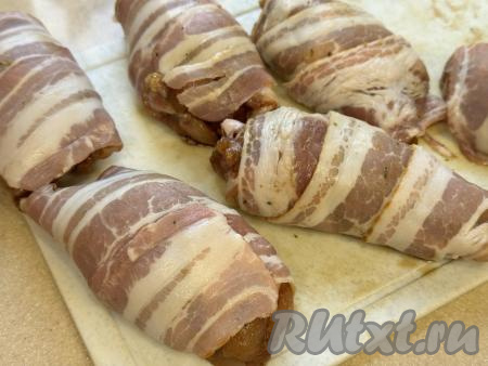 Вот такие куриные рулетики в беконе получились.