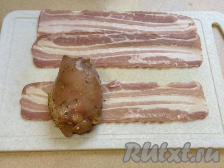 По прошествии часа каждое филе бедра свернуть в рулет, а затем завернуть в полоску бекона.