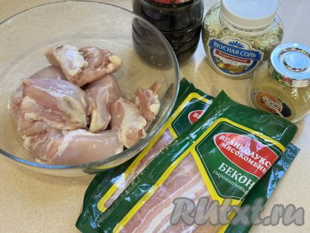 Подготовить продукты для приготовления филе бедра курицы в беконе в духовке. Можно купить в магазине филе куриного бедра, уже отделённое от костей, а можно приобрести куриные бёдрышки и разделать их на филе в домашних условиях, удаляя кости и кожу. Филе куриных бёдер промыть водой, обсушить, выложить в глубокую миску. Бекон я взяла сырокопчёный, уже нарезанный на полоски.