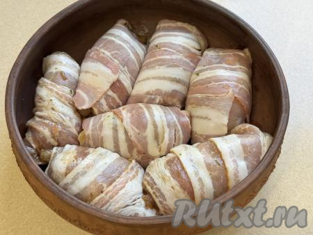 Выложить филе бедра в беконе в жаропрочную форму в один слой.