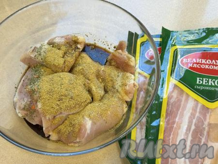 В миску с филе куриных бёдер влить соевый соус, всыпать специи (в качестве специй я добавила пряную соль и 0,5 чайной ложки молотого карри). Если соевый соус достаточно солёный, значит соль можно вовсе не добавлять или добавить совсем немного. Хорошо перемешать мясо, покрывая его соевым соусом и специями со всех сторон, оставить промариноваться примерно на 1 час. В течение этого времени филе нужно будет 2-3 раза перемешать, чтобы оно равномерно промариновалось со всех сторон.