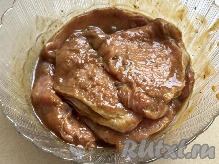 В глубокой миске соединить соевый соус и кетчуп (или томатный соус), перемешать вилкой (или столовой ложкой) до однородности. В миску с получившимся томатно-соевым маринадом выложить свиные отбивные. Тщательно перемешать кусочки свинины, втирая в мясо маринад со всех сторон. Оставить отбивные мариноваться на 30 минут. Соль я в маринад не добавляла, так как соевый соус и кетчуп содержат достаточное количество соли, чтобы свинина просолилась.