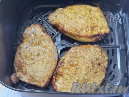 На фото видно, какими аппетитными получаются отбивные. Если сомневаетесь в готовности свинины или готовите отбивные в своём аэрогриле первый раз, тогда можно проверить готовность мяса, разрезав одну отбивную. Если разрез светлый, без розовых участков, значит мясо готово.