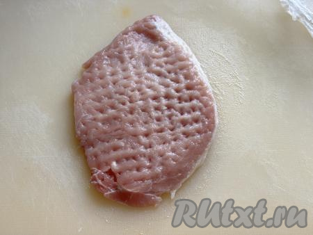 Отбить стейки с двух сторон кулинарным молоточком не очень тонко.