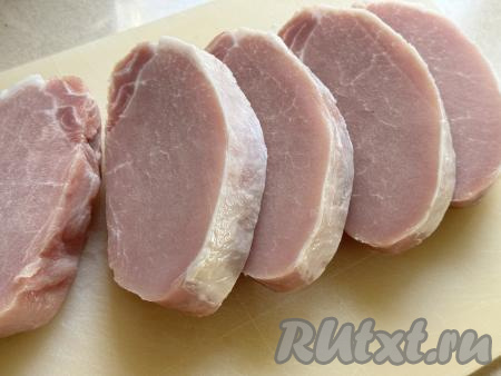 Мякоть свинины промыть водой, обсушить, нарезать острым ножом на порционные кусочки (стейки) толщиной около 2 сантиметров.