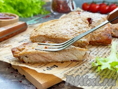 А вот как отбивная из свинины выглядит в разрезе, мясо получается сочным, нежным. Это&nbsp; вкусное блюдо к столу нужно подавать горячим, дополнив любым гарниром на ваш выбор и любимым соусом.