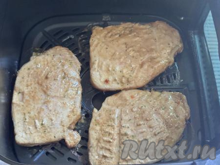 Перевернуть отбивные из свинины на другую сторону и готовить ещё 5 минут в аэрогриле при той же температуре.