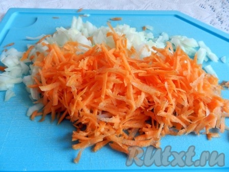 Нарезать лук,  морковь натереть на терке.