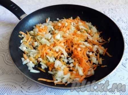 На разогретом растительном масле обжарить лук и морковь.