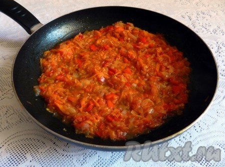Добавить нарезанные болгарский перец и помидоры, очищенные от кожуры. Посолить, поперчить, добавить молотую паприку и обжарить все вместе 3-4 минуты. Заправка для супа из индейки с овощами готова.