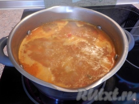 Затем добавить в суп заправку, если нужно, досолить. Довести до кипения и убрать суп из индейки с овощами с огня, дать немного настояться и подавать.