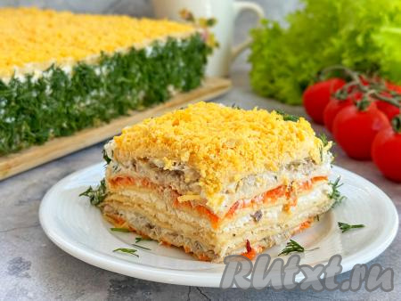 А затем вкусный, нежный торт "Мимоза" подать к столу. Посмотрите, как аппетитно этот закусочный торт из вафельных коржей выглядит в разрезе. Угощайтесь!