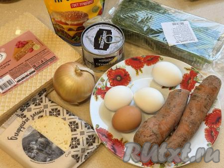 Подготовить продукты для приготовления закусочного торта "Мимоза" из вафельных коржей. Морковь, не очищая от кожуры, выложить в кастрюлю, залить полностью водой и поставить на сильный огонь, отварить с момента закипания на небольшом огне до готовности (в течение минут 35 с момента закипания воды, готовая морковка будет легко прокалываться ножом). Яйца сварить вкрутую (в течение 10 минут с момента закипания воды). Варёные яйца и морковь полностью остудить и очистить. Укроп промыть водой, обсушить. Рыбные консервы в масле можно взять любые (у меня - консервированная скумбрия в масле).