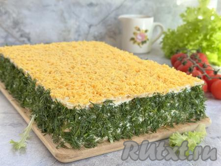 Поставить торт в холодильник на 2-3 часа, чтобы вафельные коржи хорошо пропитались.