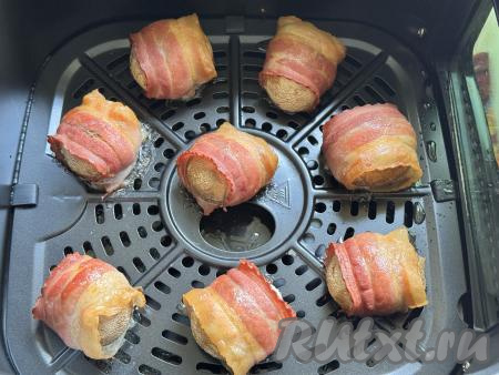 ​​​​​​Установить чашу в аэрогриль, выставить температуру 200 градусов, время - 10-15 минут. В процессе приготовления заглядывайте в чашу аэрогриля, бекон должен запечься и стать золотистого цвета. Как только бекон приятно подрумянится, значит блюдо готово.