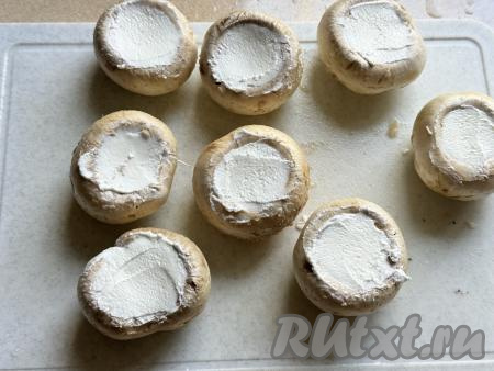 Наполнить шляпки шампиньонов творожным сыром.&nbsp;