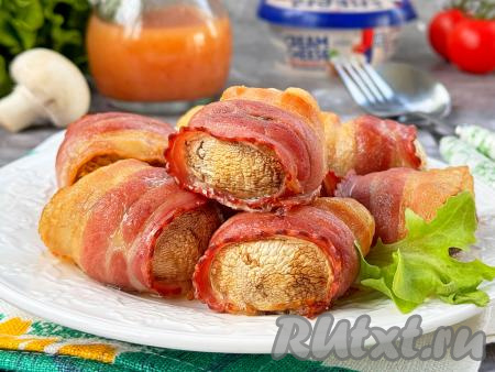 Вкусные, сочные шампиньоны, фаршированные сыром, завёрнутые в бекон, переложить из чаши аэрогриля&nbsp;на тарелку и горячими подать к столу.&nbsp;