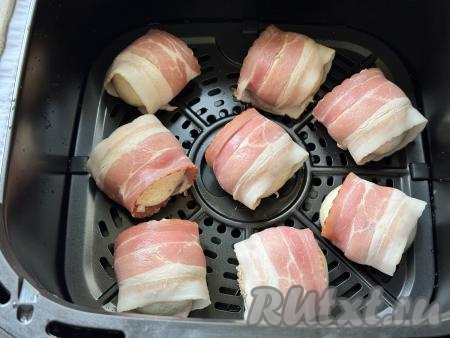 Шампиньоны, фаршированные сыром, завёрнутые в бекон, выложить в один слой на решётку чаши аэрогриля.&nbsp;