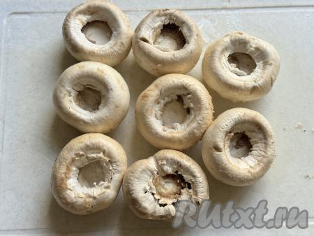 Ножки шампиньонов отделить от шляпок грибов. Ножки шампиньонов нам в этом рецепте не понадобятся, их можно использовать, например, для приготовления супа. Шляпки шампиньонов промыть водой, немного обсушить.