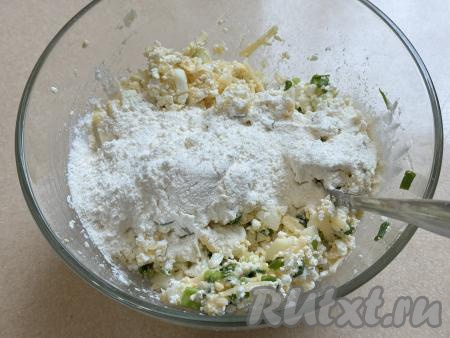 Добавить в миску муку.