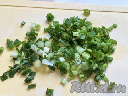 Зелёный лук мелко нарезать.