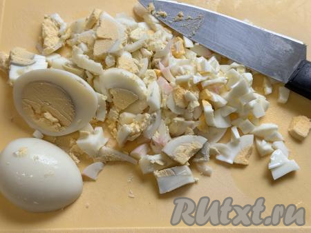 Варёные яйца мелко нарезать.