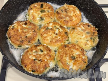 Ленивые пирожки&nbsp;из творога с зелёным луком и яйцом жарить на среднем огне до золотистого цвета с двух сторон (ориентировочно по 2-3 минуты с каждой стороны).