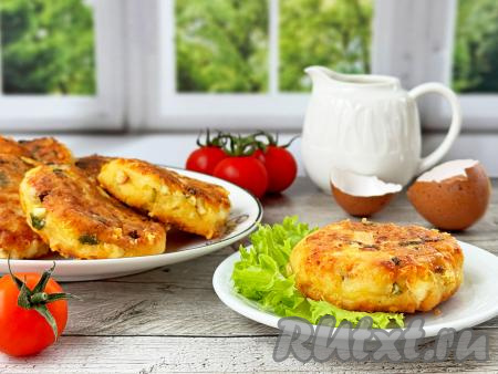 Аппетитные, вкусные, нежные ленивые пирожки, приготовленные&nbsp;из творога с зелёным луком и яйцом, тёплыми подать к столу.