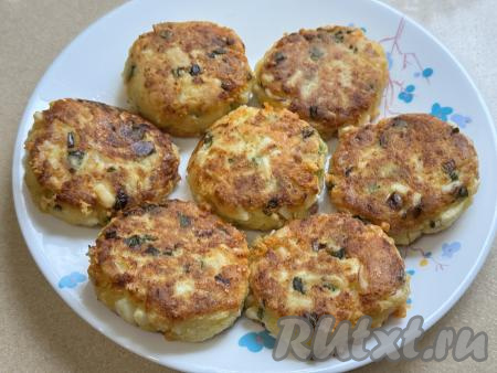 Готовые пирожки со сковороды вначале выкладывать на бумажные салфетки, чтобы убрать лишнее масло, оставшееся после жарки, а затем перекладывать на тарелку для подачи.